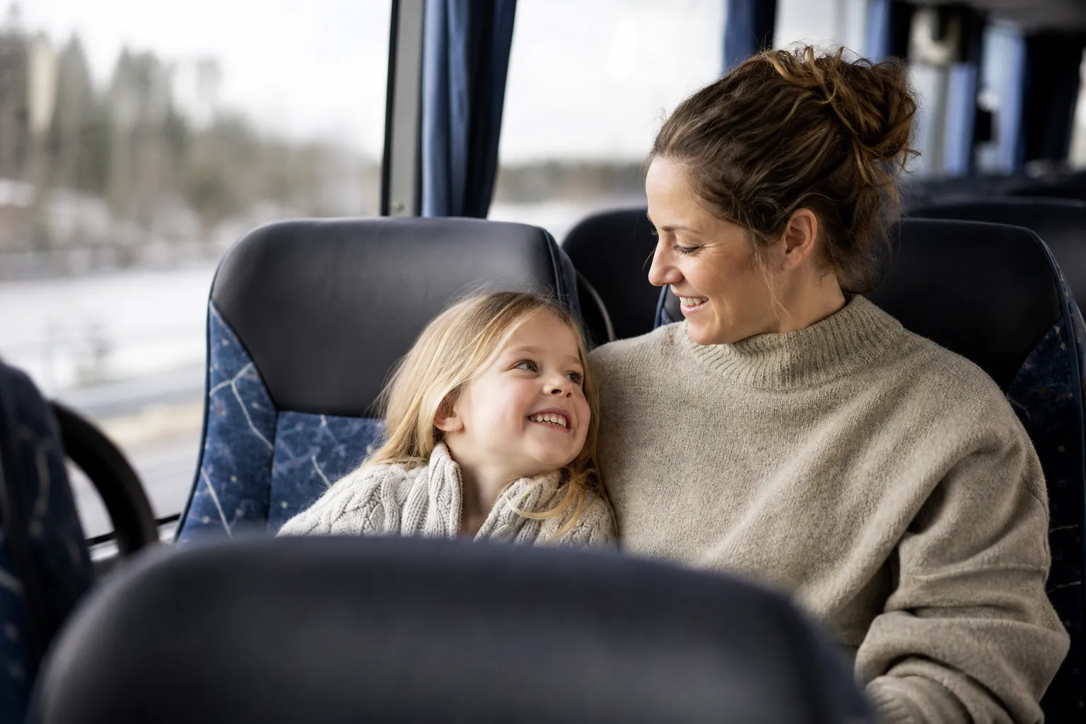 Redaktionell bild till guiden om barn familj buss