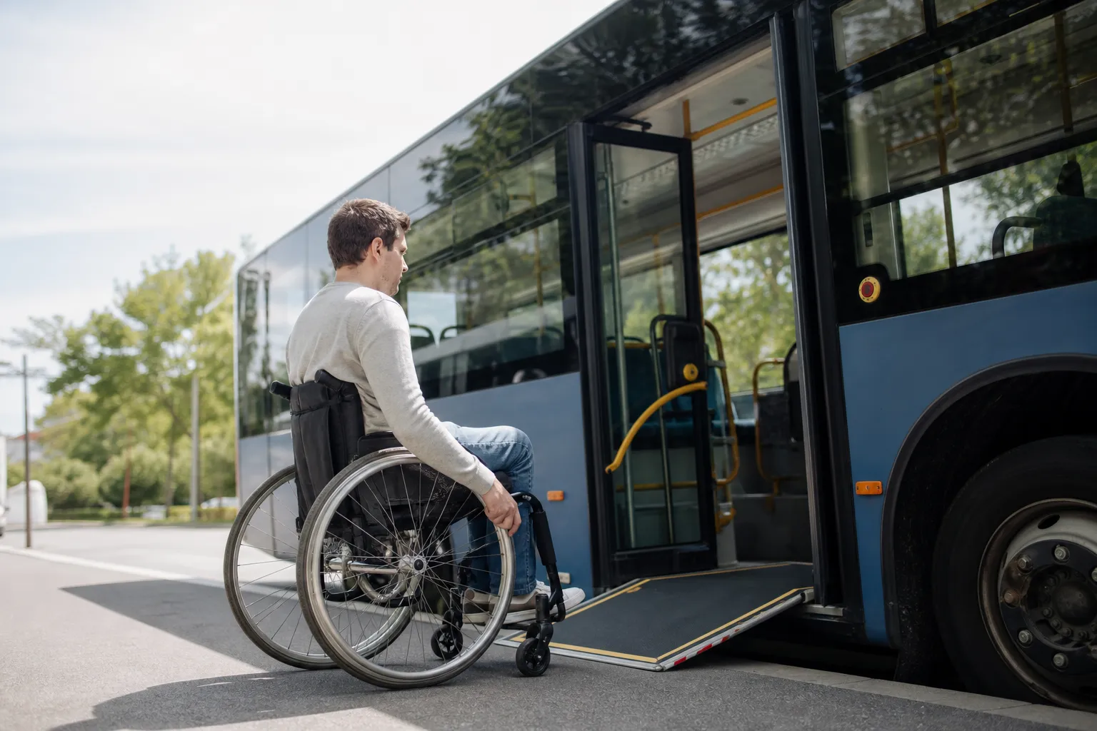 Redaktionell bild till guiden om tillganglighet rullstol buss