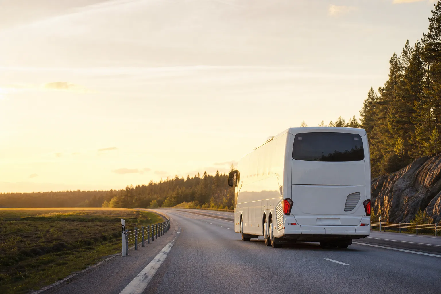 Långdistansbuss på svensk motorväg i kvällsljus